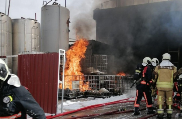 Пожар на заводе в Анкаре: есть погибший и пострадавшие (видео)